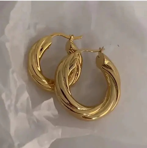 Golden Minimalist Huggie Earring